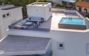 2 Bedroom Gorgeous Apartment In Okrug Gornji